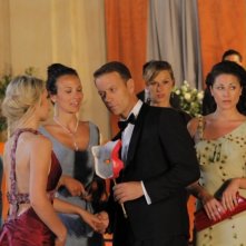 Rocco Siffredi è beato tra le donne in una sequenza di Matrimonio a Parigi