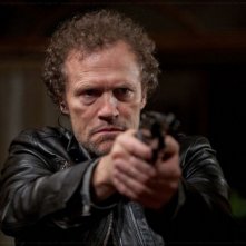 Super: Michael Rooker impugna la pistola in una scena del film