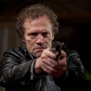 Super: Michael Rooker impugna la pistola in una scena del film