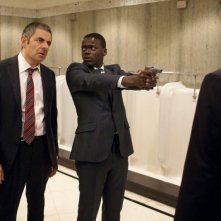 Johnny English: La Rinascita, Rowan Atkinson e Daniel Kaluuya in una scena del film