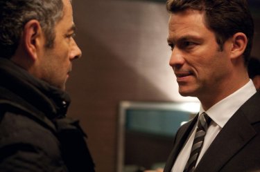 Johnny English: La Rinascita, Rowan Atkinson e Dominic West in una scena del film