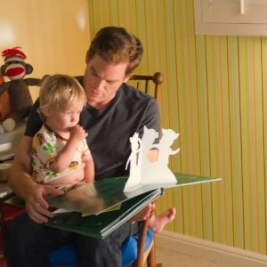 Michael C. Hall col piccolo Harrison nell'episodio Once Upon a Time della sesta stagione di Dexter