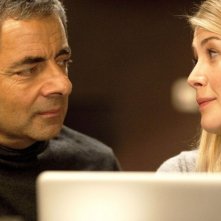 Rowan Atkinson e Rosamund Pike in una scena di Johnny English: La Rinascita