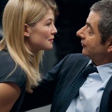 Rowan Atkinson e Rosamund Pike insieme in un'immagine di Johnny English: La Rinascita