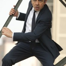 Rowan Atkinson fugge dal pericolo in una sequenza del movimentato Johnny English: La Rinascita