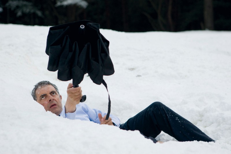 Rowan Atkinson Imbraccia Un Ombrello Tra La Neve In Una Scena Di Johnny English La Rinascita 217802