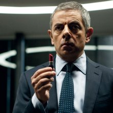 Rowan Atkinson impugna un rossetto in una scena del divertente Johnny English: La Rinascita