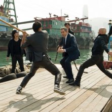 Rowan Atkinson in azione in una movimentata scena di Johnny English: La Rinascita