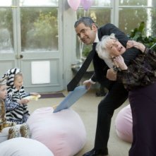Rowan Atkinson in una bizzarra scena di Johnny English: La Rinascita