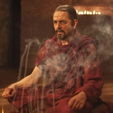 Rowan Atkinson in una mistica sequenza del film Johnny English: La Rinascita, diretto da Oliver Parker