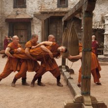 Rowan Atkinson in uno strano allenamento in una scena di Johnny English: La Rinascita