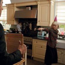 Rowan Atkinson tenta di schivare i fendenti sferrati da un'arzilla vecchietta in una scena di Johnny English: La Rinascita