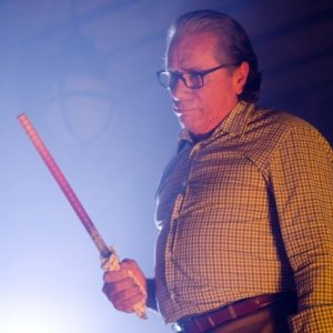 Un minaccioso Edward James Olmos nell'episodio Once Upon a Time della sesta stagione di Dexter
