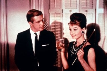 Audrey Hepburn e George Peppard in una scena di Colazione da Tiffany