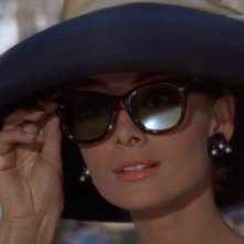 Audrey Hepburn elegantissima in una scena di Colazione da Tiffany