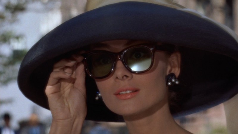 Audrey Hepburn elegantissima in una scena di Colazione da Tiffany