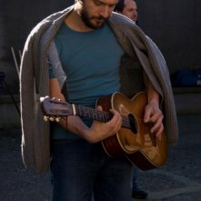 Claudio Santamaria è Pino Masi in una scena de I primi della lista