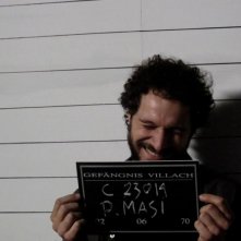 Claudio Santamaria ride sul set de I primi della lista