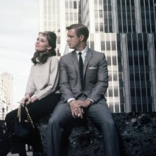 Colazione da Tiffany: Audrey Hepburn insieme a George Peppard in una celeberrima scena del film