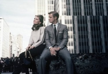 Colazione da Tiffany: Audrey Hepburn insieme a George Peppard in una celeberrima scena del film