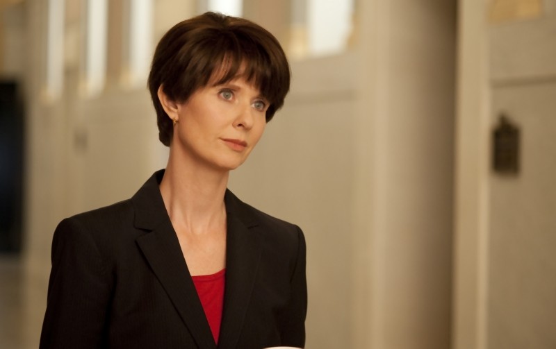 Cynthia Nixon in una scena di Too big to fail