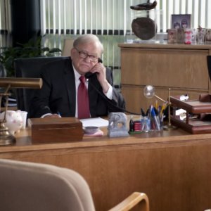 Edward Asner in un'immagine di Too big to fail - Il crollo dei giganti