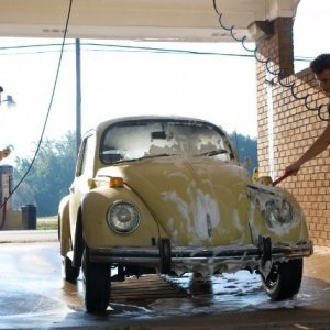 Footloose (2011) Kenny Wormald e Miles Teller lavano un'automobile