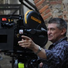 Il regista Aleksandr Sokurov dietro la macchina da presa sul set di Faust