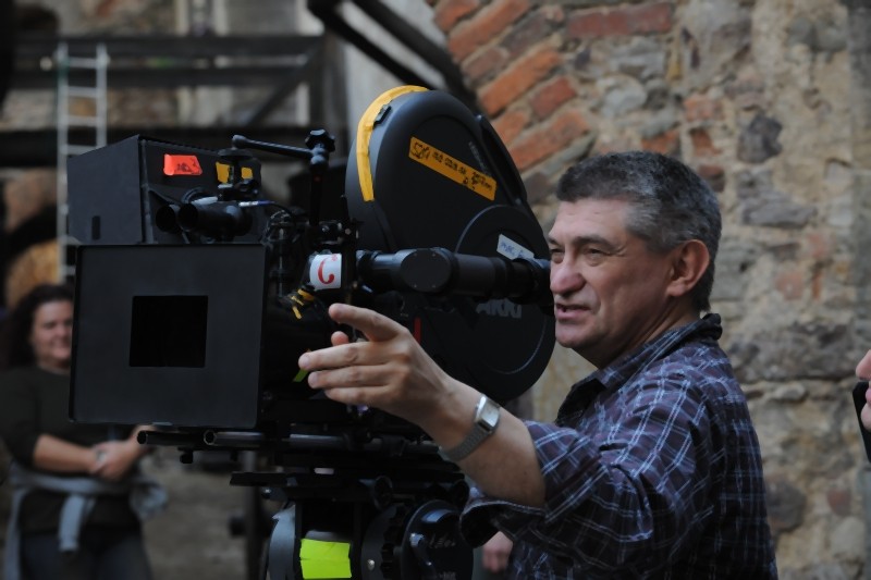 Il regista Aleksandr Sokurov dietro la macchina da presa sul set di Faust