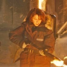 La Cosa: Mary Elizabeth Winstead insieme a Joel Edgerton in una scena