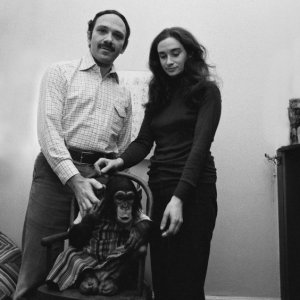 La famiglia che ha allevato lo scimpanzé in una scena del documentario Project Nim