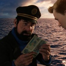 Le Avventure di Tintin: il Segreto dell'Unicorno, il capitano Haddock in barca con Tintin in una scena del film