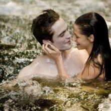 Robert Pattinson e Kristen Stewart amoreggiano in acqua in The Twilight Saga: Breaking Dawn - Parte I