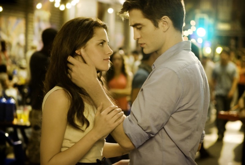Robert Pattinson E Kristen Stewart In Una Romantica Scena Di The Twilight Saga Breaking Dawn Parte I 217937