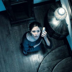 Rose Byrne al centro di una suggestiva inquadratura tratta dal film Insidious