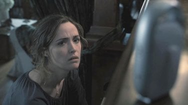 Rose Byrne è Renai in una scena dell'horror Insidious