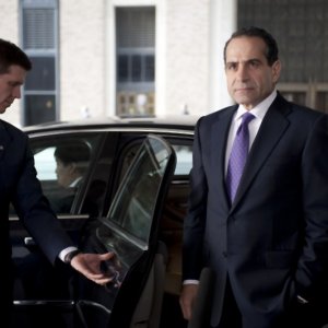 Tony Shalhoub in una scena del film Too big to fail - Il crollo dei giganti diretto da Curtis Hanson