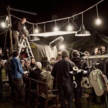 Un'immagine dal set notturno di Missione di pace