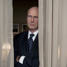 William Hurt in una scena del film Too big to fail - Il crollo dei giganti