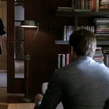 American Horror Story: Dylan McDermott (di spalle) in una scena del pilot con la sensuale Alexandra Breckenridge