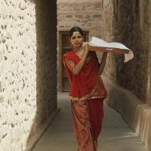 Freida Pinto in una scena di Trishna, di Michael Winterbottom