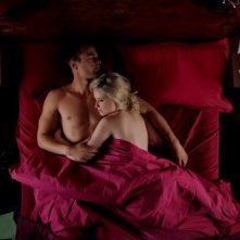 I fantasmi di Bedlam: Theo James con Lily Loveless nell'episodio Inmates della prima stagione