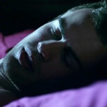 I fantasmi di Bedlam: Theo James interpreta Jed. Una scena della prima stagione