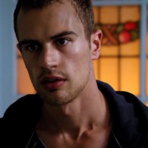 I fantasmi di Bedlam: Theo James interpreta Jed. Una sequenza della prima stagione