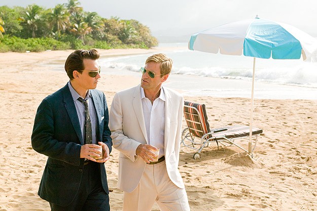 Johnny Depp E Aaron Eckhart Passeggiano Sulla Spiaggia Di Portorico In The Rum Diary 218219