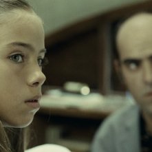 Mientras Duermas: Luis Tosar (sullo sfondo)  in una scena del thriller di Balaguerò