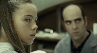 Mientras Duermas: Luis Tosar (sullo sfondo) in una scena del thriller di Balaguerò