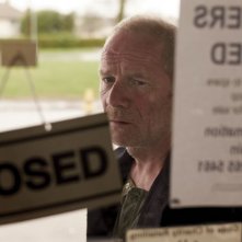 Peter Mullan in una scena del film drammatico Tyrannosaur
