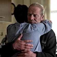 Peter Mullan in una scena del film drammatico Tyrannosaur insieme a Olivia Colman
