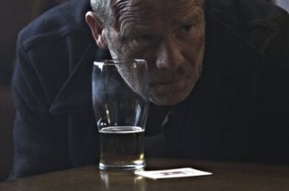 Peter Mullan in una scena di Tyrannosaur, il dramma diretto da Paddy Considine